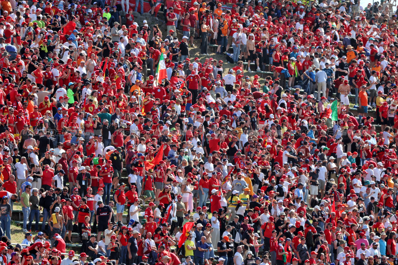 GP IMOLA, Circuit Atmosfera - fans in the grandstand.

18.05.2025. Formula 1 World Championship, Rd 7, Emilia Romagna Grand Prix, Imola, Italy, Gara Day.

- www.xpbimages.com, EMail: requests@xpbimages.com © Copyright: Moy / XPB Images