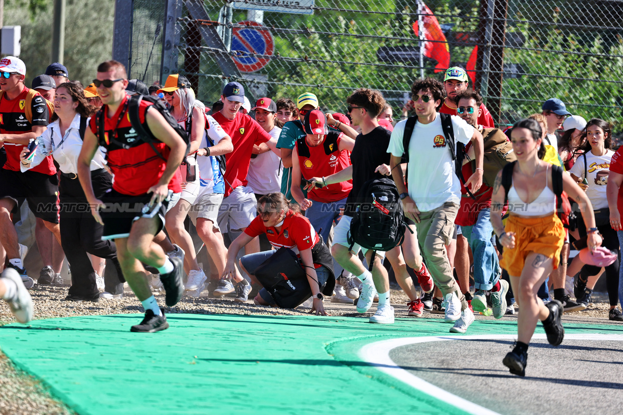 GP IMOLA, Circuit Atmosfera - fans invade the circuit at the end of the race.

18.05.2025. Formula 1 World Championship, Rd 7, Emilia Romagna Grand Prix, Imola, Italy, Gara Day.

- www.xpbimages.com, EMail: requests@xpbimages.com © Copyright: Moy / XPB Images