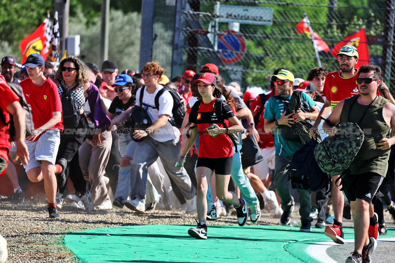 GP IMOLA, Circuit Atmosfera - fans invade the circuit at the end of the race.

18.05.2025. Formula 1 World Championship, Rd 7, Emilia Romagna Grand Prix, Imola, Italy, Gara Day.

- www.xpbimages.com, EMail: requests@xpbimages.com © Copyright: Moy / XPB Images