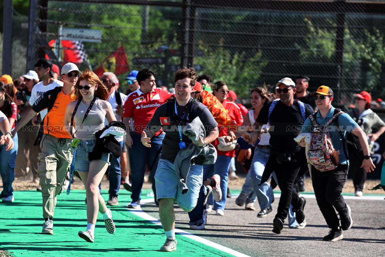GP IMOLA, Circuit Atmosfera - fans invade the circuit at the end of the race.

18.05.2025. Formula 1 World Championship, Rd 7, Emilia Romagna Grand Prix, Imola, Italy, Gara Day.

- www.xpbimages.com, EMail: requests@xpbimages.com © Copyright: Moy / XPB Images