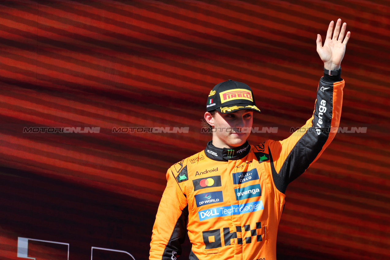 GP IMOLA, Oscar Piastri (AUS) McLaren celebrates his third position on the podium.

18.05.2025. Formula 1 World Championship, Rd 7, Emilia Romagna Grand Prix, Imola, Italy, Gara Day.

- www.xpbimages.com, EMail: requests@xpbimages.com © Copyright: Moy / XPB Images