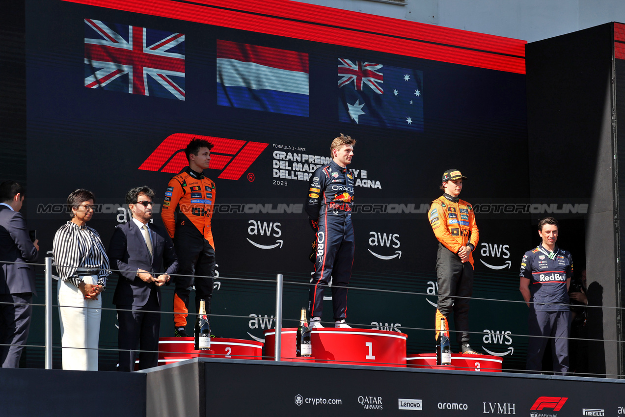 GP IMOLA, The podium (L to R): Lando Norris (GBR) McLaren, second; Max Verstappen (NLD) Red Bull Racing, vincitore; Oscar Piastri (AUS) McLaren, third.

18.05.2025. Formula 1 World Championship, Rd 7, Emilia Romagna Grand Prix, Imola, Italy, Gara Day.

- www.xpbimages.com, EMail: requests@xpbimages.com © Copyright: Moy / XPB Images