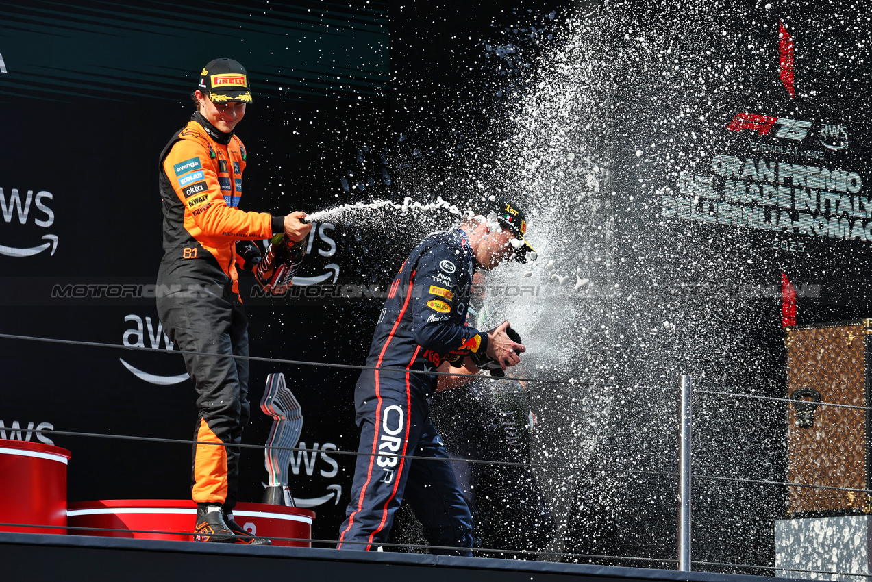 GP IMOLA, (L to R): Oscar Piastri (AUS) McLaren celebrates his third position on the podium with vincitore Max Verstappen (NLD) Red Bull Racing.

18.05.2025. Formula 1 World Championship, Rd 7, Emilia Romagna Grand Prix, Imola, Italy, Gara Day.

- www.xpbimages.com, EMail: requests@xpbimages.com © Copyright: Moy / XPB Images