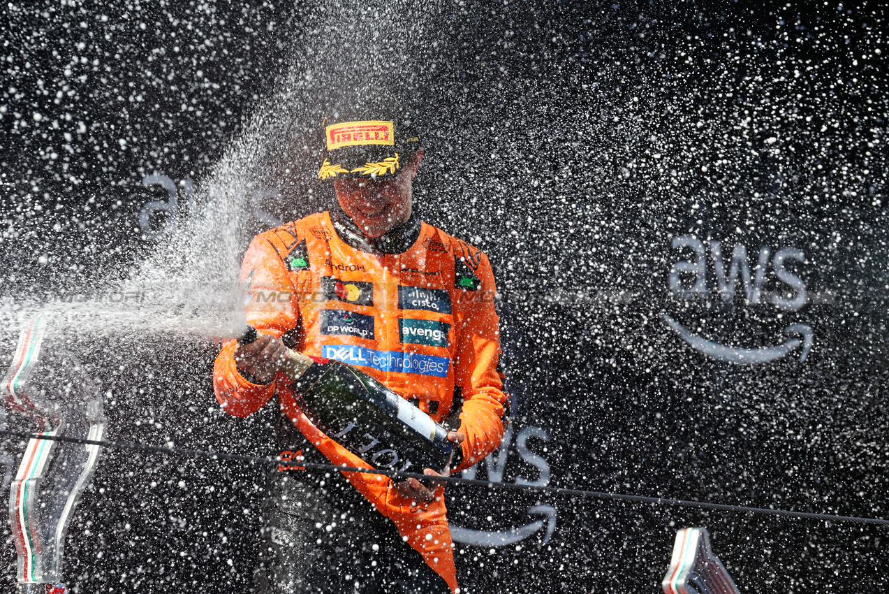 GP IMOLA, Oscar Piastri (AUS) McLaren celebrates his third position on the podium.

18.05.2025. Formula 1 World Championship, Rd 7, Emilia Romagna Grand Prix, Imola, Italy, Gara Day.

- www.xpbimages.com, EMail: requests@xpbimages.com © Copyright: Moy / XPB Images