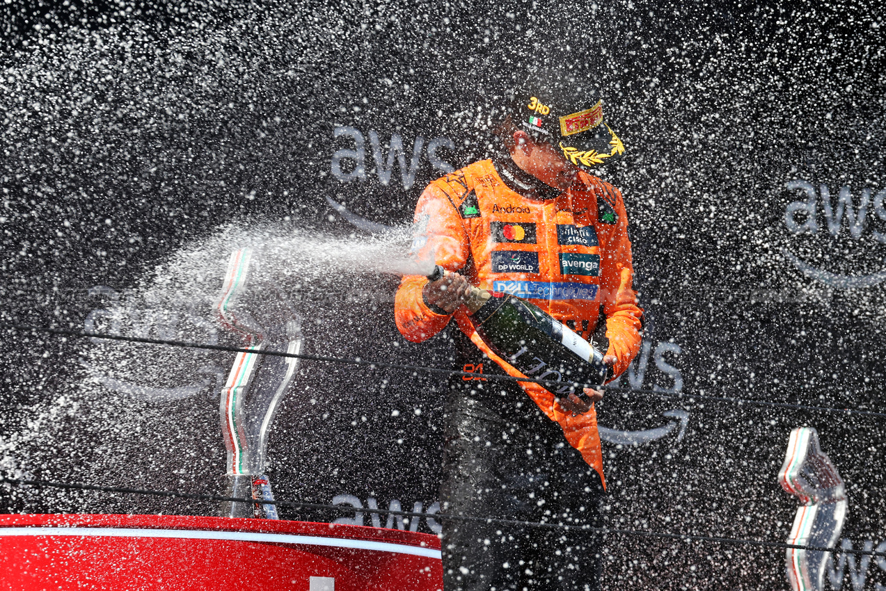 GP IMOLA, Oscar Piastri (AUS) McLaren celebrates his third position on the podium.

18.05.2025. Formula 1 World Championship, Rd 7, Emilia Romagna Grand Prix, Imola, Italy, Gara Day.

- www.xpbimages.com, EMail: requests@xpbimages.com © Copyright: Moy / XPB Images