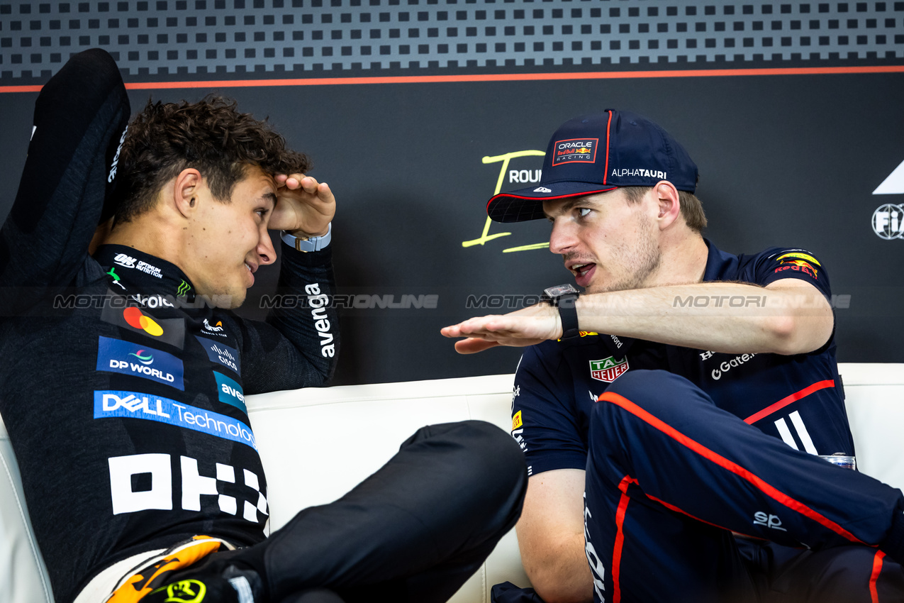 GP IMOLA, (L to R): Lando Norris (GBR) McLaren, e Max Verstappen (NLD) Red Bull Racing in the post race FIA Press Conference.

18.05.2025. Formula 1 World Championship, Rd 7, Emilia Romagna Grand Prix, Imola, Italy, Gara Day.

- www.xpbimages.com, EMail: requests@xpbimages.com © Copyright: Bearne / XPB Images