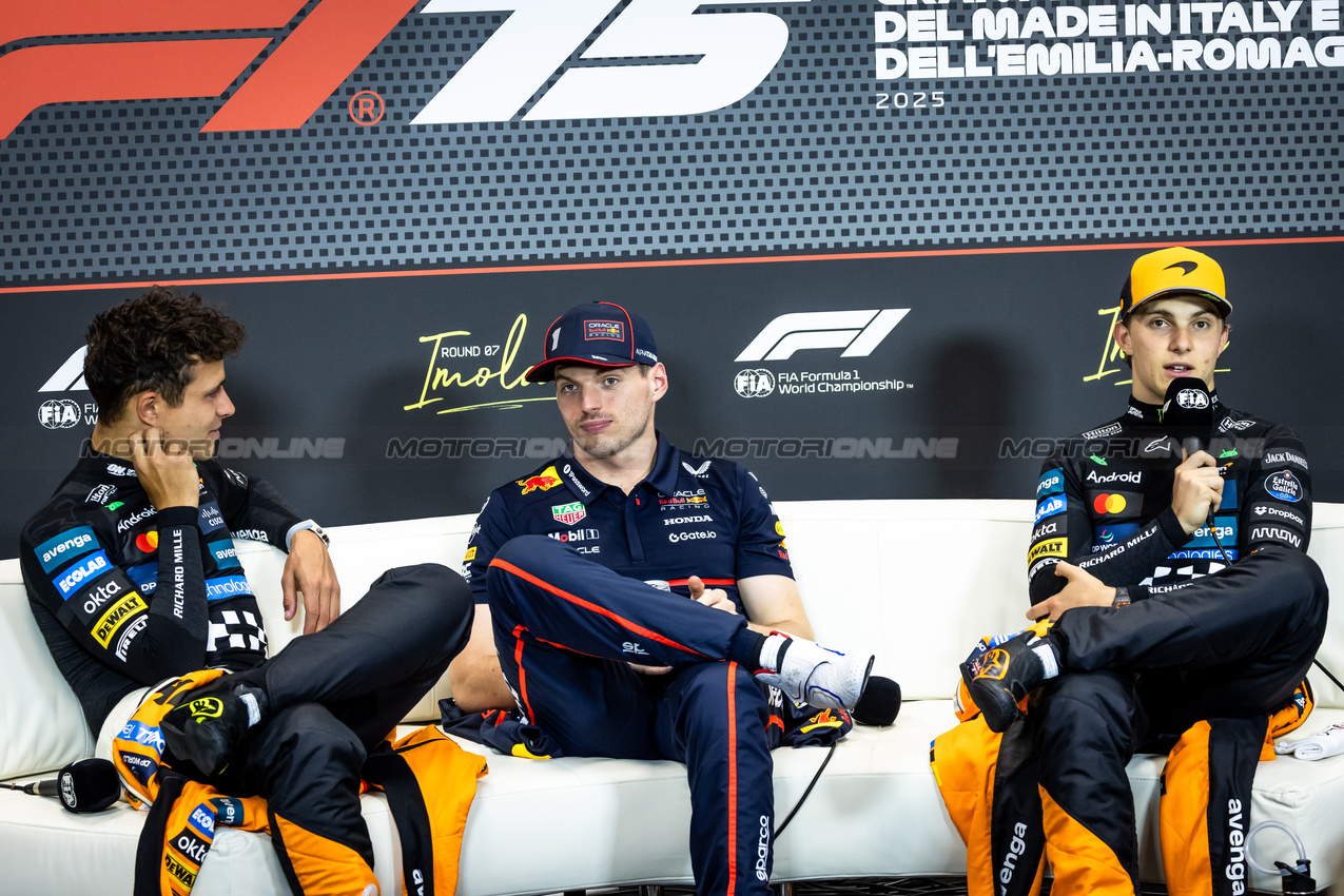 GP IMOLA, (L to R): Lando Norris (GBR) McLaren; Max Verstappen (NLD) Red Bull Racing; e Oscar Piastri (AUS) McLaren, in the post race FIA Press Conference.

18.05.2025. Formula 1 World Championship, Rd 7, Emilia Romagna Grand Prix, Imola, Italy, Gara Day.

- www.xpbimages.com, EMail: requests@xpbimages.com © Copyright: Bearne / XPB Images