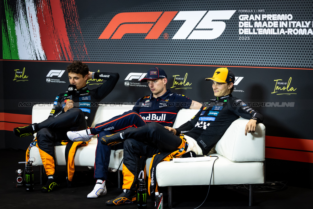 GP IMOLA, (L to R): Lando Norris (GBR) McLaren; Max Verstappen (NLD) Red Bull Racing; e Oscar Piastri (AUS) McLaren, in the post race FIA Press Conference.

18.05.2025. Formula 1 World Championship, Rd 7, Emilia Romagna Grand Prix, Imola, Italy, Gara Day.

- www.xpbimages.com, EMail: requests@xpbimages.com © Copyright: Bearne / XPB Images