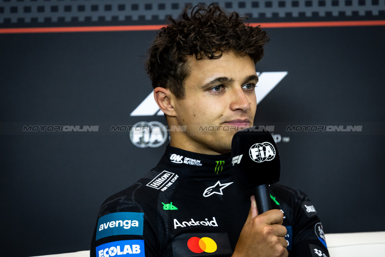 GP IMOLA, Lando Norris (GBR) McLaren in the post race FIA Press Conference.

18.05.2025. Formula 1 World Championship, Rd 7, Emilia Romagna Grand Prix, Imola, Italy, Gara Day.

- www.xpbimages.com, EMail: requests@xpbimages.com © Copyright: Bearne / XPB Images
