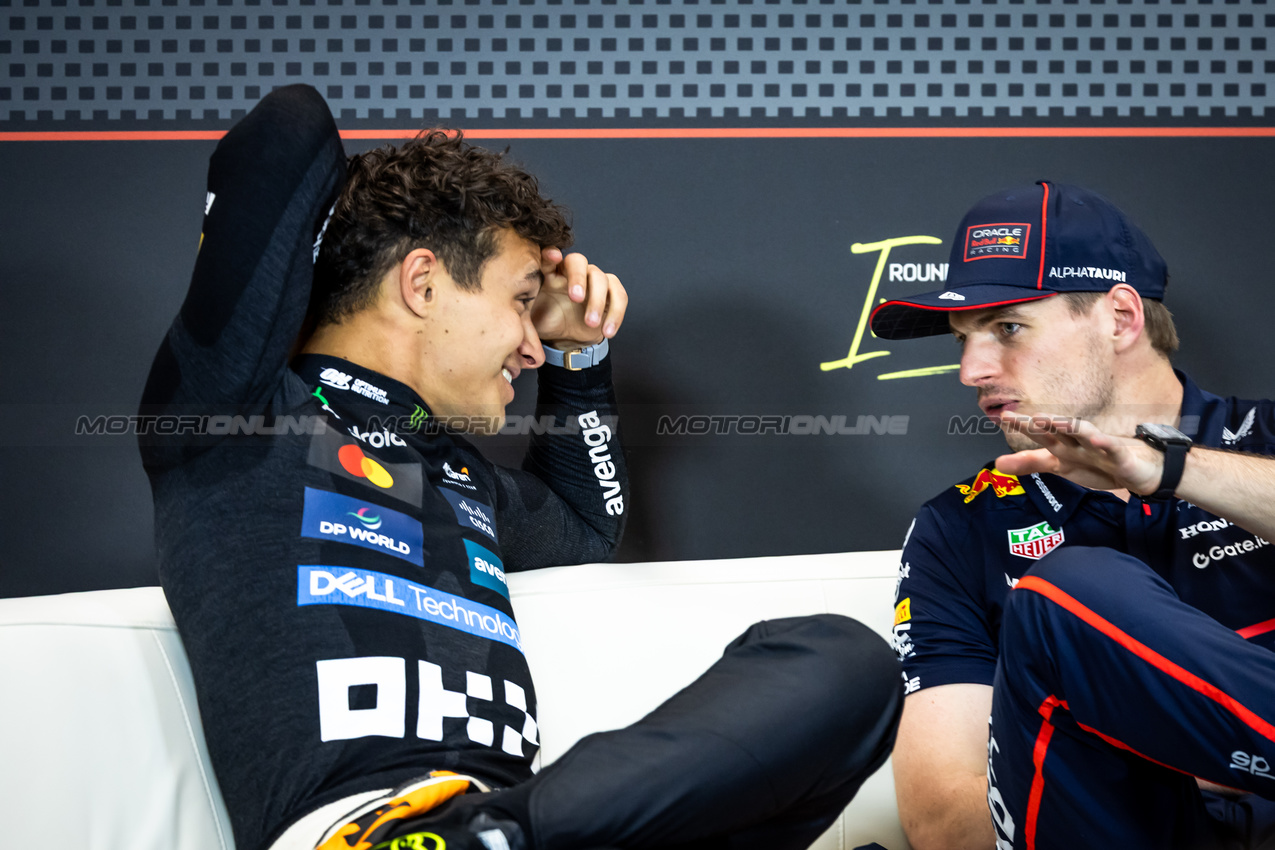 GP IMOLA, (L to R): Lando Norris (GBR) McLaren, e Max Verstappen (NLD) Red Bull Racing in the post race FIA Press Conference.

18.05.2025. Formula 1 World Championship, Rd 7, Emilia Romagna Grand Prix, Imola, Italy, Gara Day.

- www.xpbimages.com, EMail: requests@xpbimages.com © Copyright: Bearne / XPB Images