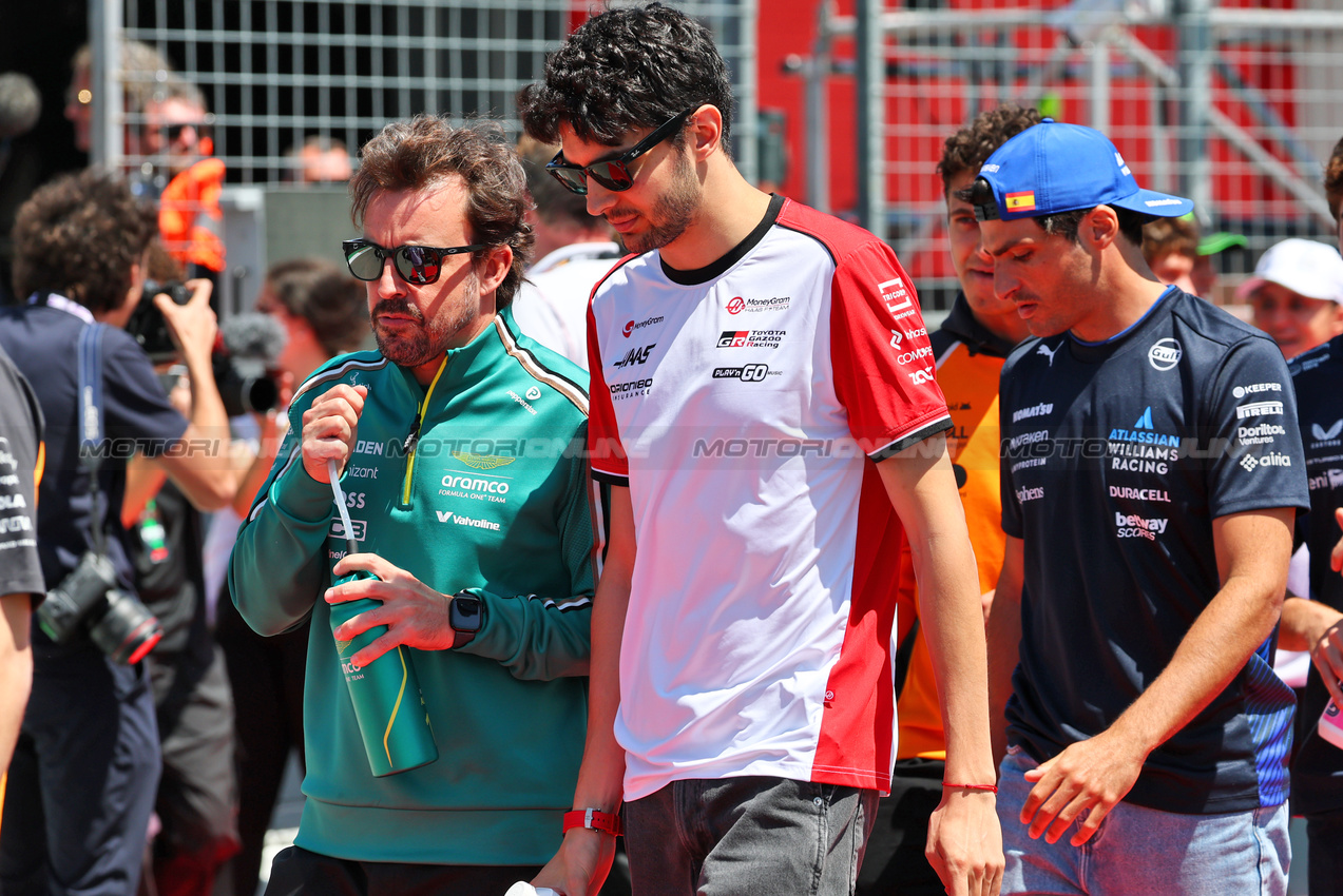 GP IMOLA, (L to R): Fernando Alonso (ESP) Aston Martin F1 Team e Esteban Ocon (FRA) Haas F1 Team on the drivers' parade.

18.05.2025. Formula 1 World Championship, Rd 7, Emilia Romagna Grand Prix, Imola, Italy, Gara Day.

- www.xpbimages.com, EMail: requests@xpbimages.com © Copyright: Batchelor / XPB Images