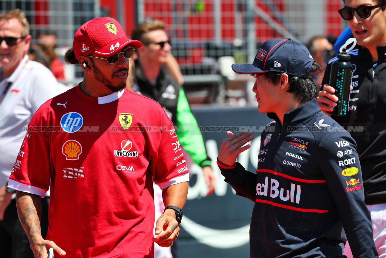 GP IMOLA, (L to R): Lewis Hamilton (GBR) Ferrari e Yuki Tsunoda (JPN) Red Bull Racing on the drivers' parade.

18.05.2025. Formula 1 World Championship, Rd 7, Emilia Romagna Grand Prix, Imola, Italy, Gara Day.

- www.xpbimages.com, EMail: requests@xpbimages.com © Copyright: Batchelor / XPB Images