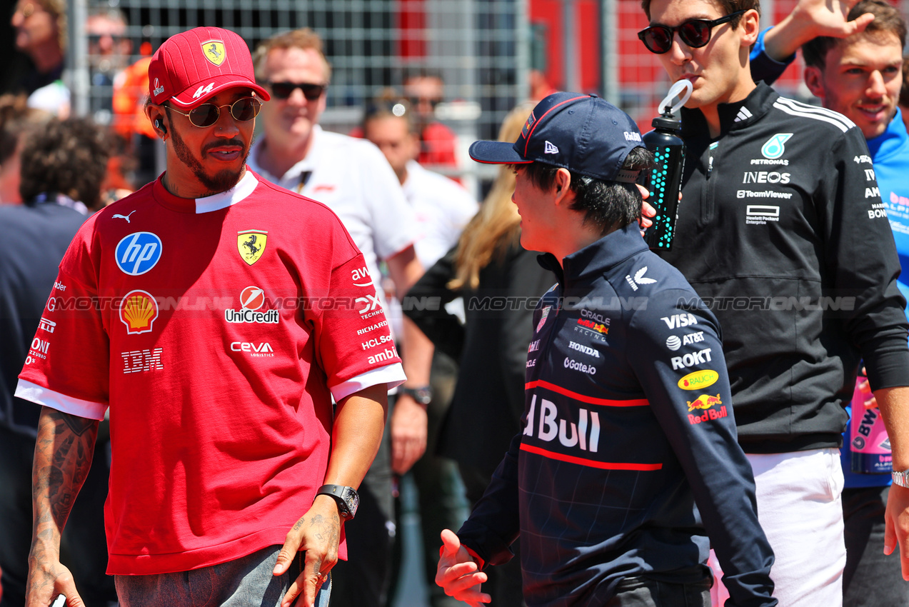 GP IMOLA, (L to R): Lewis Hamilton (GBR) Ferrari e Yuki Tsunoda (JPN) Red Bull Racing on the drivers' parade.

18.05.2025. Formula 1 World Championship, Rd 7, Emilia Romagna Grand Prix, Imola, Italy, Gara Day.

- www.xpbimages.com, EMail: requests@xpbimages.com © Copyright: Batchelor / XPB Images