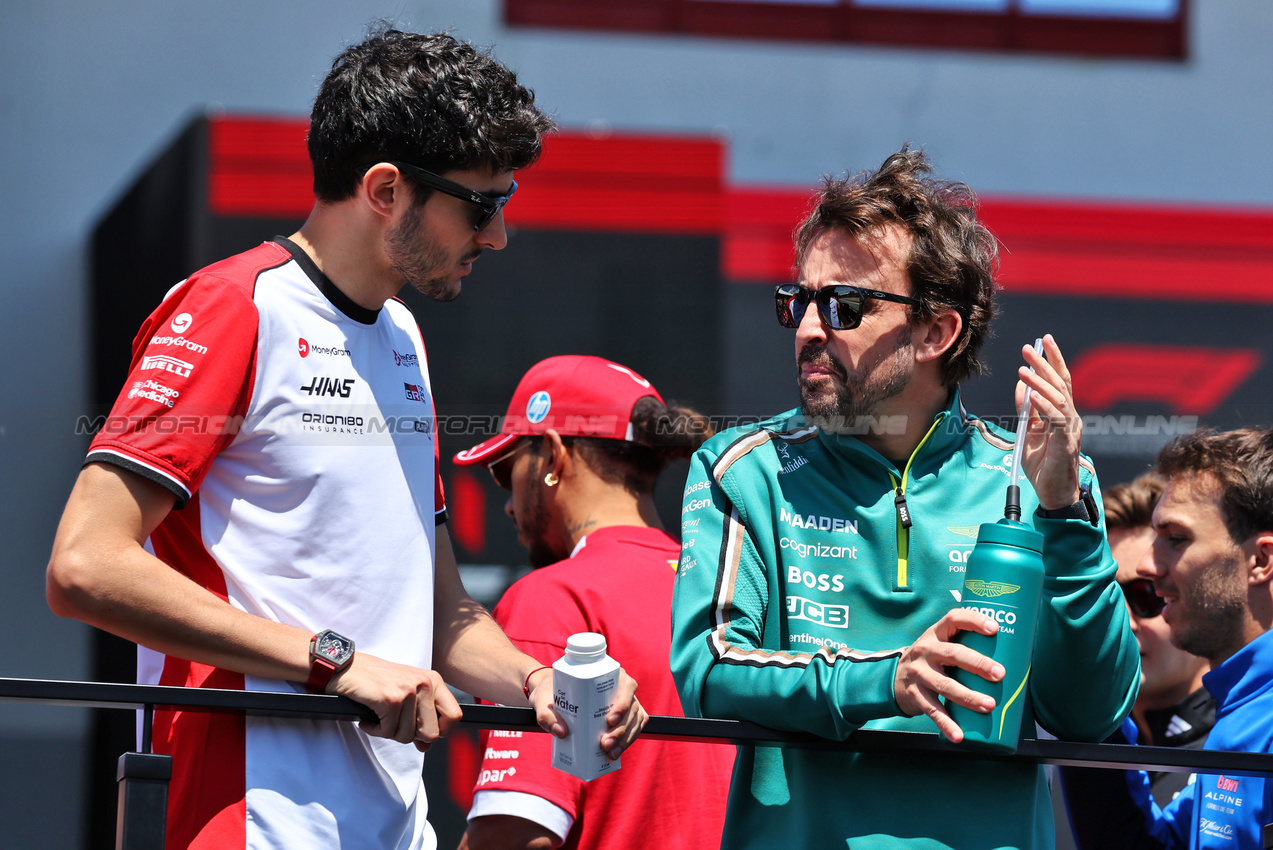 GP IMOLA, (L to R): Esteban Ocon (FRA) Haas F1 Team with Fernando Alonso (ESP) Aston Martin F1 Team on the drivers' parade.

18.05.2025. Formula 1 World Championship, Rd 7, Emilia Romagna Grand Prix, Imola, Italy, Gara Day.

- www.xpbimages.com, EMail: requests@xpbimages.com © Copyright: Moy / XPB Images