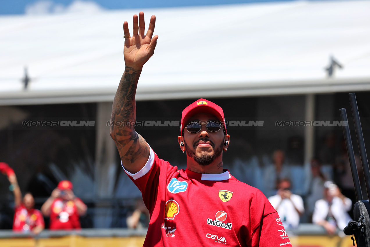 GP IMOLA, Lewis Hamilton (GBR) Ferrari on the drivers' parade.

18.05.2025. Formula 1 World Championship, Rd 7, Emilia Romagna Grand Prix, Imola, Italy, Gara Day.

- www.xpbimages.com, EMail: requests@xpbimages.com © Copyright: Moy / XPB Images
