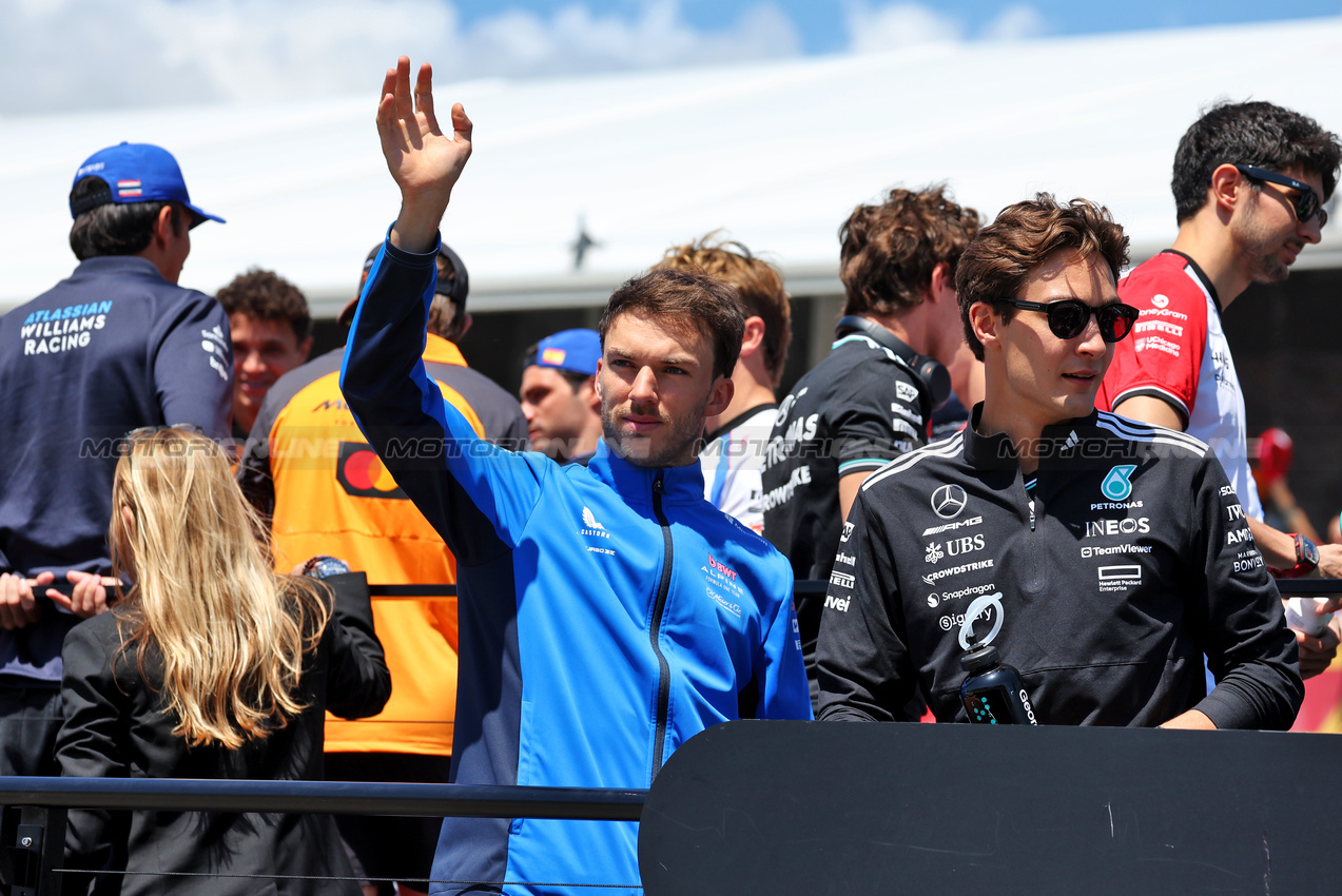GP IMOLA, (L to R): Pierre Gasly (FRA) Alpine F1 Team with George Russell (GBR) Mercedes AMG F1 on the drivers' parade.

18.05.2025. Formula 1 World Championship, Rd 7, Emilia Romagna Grand Prix, Imola, Italy, Gara Day.

- www.xpbimages.com, EMail: requests@xpbimages.com © Copyright: Moy / XPB Images