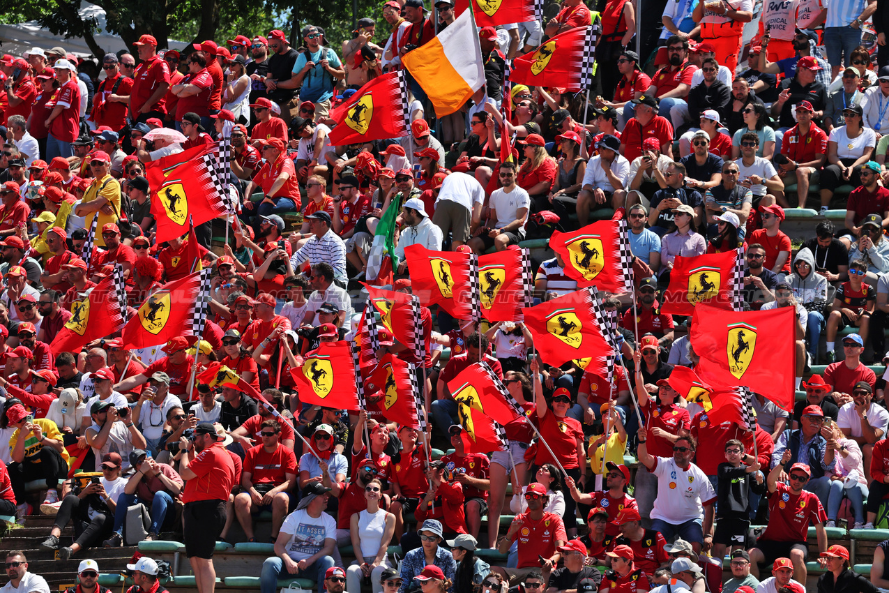 GP IMOLA, Circuit Atmosfera - Ferrari fans in the grandstand.

18.05.2025. Formula 1 World Championship, Rd 7, Emilia Romagna Grand Prix, Imola, Italy, Gara Day.

- www.xpbimages.com, EMail: requests@xpbimages.com © Copyright: Moy / XPB Images