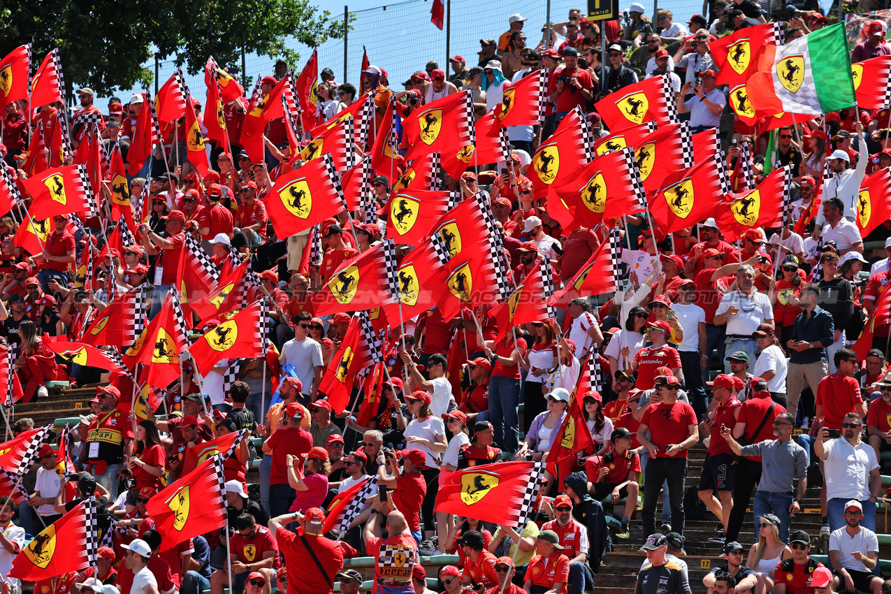 GP IMOLA, Circuit Atmosfera - Ferrari fans in the grandstand.

18.05.2025. Formula 1 World Championship, Rd 7, Emilia Romagna Grand Prix, Imola, Italy, Gara Day.

- www.xpbimages.com, EMail: requests@xpbimages.com © Copyright: Moy / XPB Images
