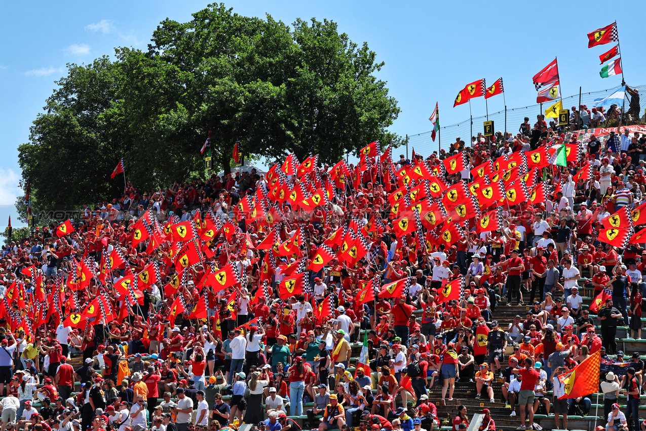 GP IMOLA, Circuit Atmosfera - Ferrari fans in the grandstand.

18.05.2025. Formula 1 World Championship, Rd 7, Emilia Romagna Grand Prix, Imola, Italy, Gara Day.

- www.xpbimages.com, EMail: requests@xpbimages.com © Copyright: Moy / XPB Images