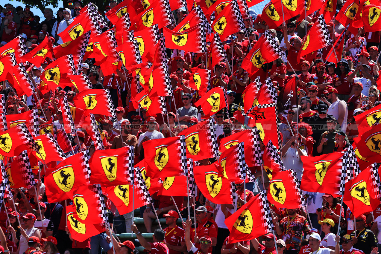 GP IMOLA, Circuit Atmosfera - Ferrari fans in the grandstand.

18.05.2025. Formula 1 World Championship, Rd 7, Emilia Romagna Grand Prix, Imola, Italy, Gara Day.

- www.xpbimages.com, EMail: requests@xpbimages.com © Copyright: Moy / XPB Images