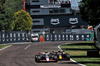 GP IMOLA, Oliver Bearman (GBR) Haas VF-25 e Yuki Tsunoda (JPN) Red Bull Racing RB21 battle for position.

18.05.2025. Formula 1 World Championship, Rd 7, Emilia Romagna Grand Prix, Imola, Italy, Gara Day.

- www.xpbimages.com, EMail: requests@xpbimages.com © Copyright: Batchelor / XPB Images