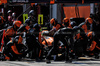 GP IMOLA, Lando Norris (GBR) McLaren MCL39 makes a pit stop.

18.05.2025. Formula 1 World Championship, Rd 7, Emilia Romagna Grand Prix, Imola, Italy, Gara Day.

- www.xpbimages.com, EMail: requests@xpbimages.com © Copyright: Charniaux / XPB Images