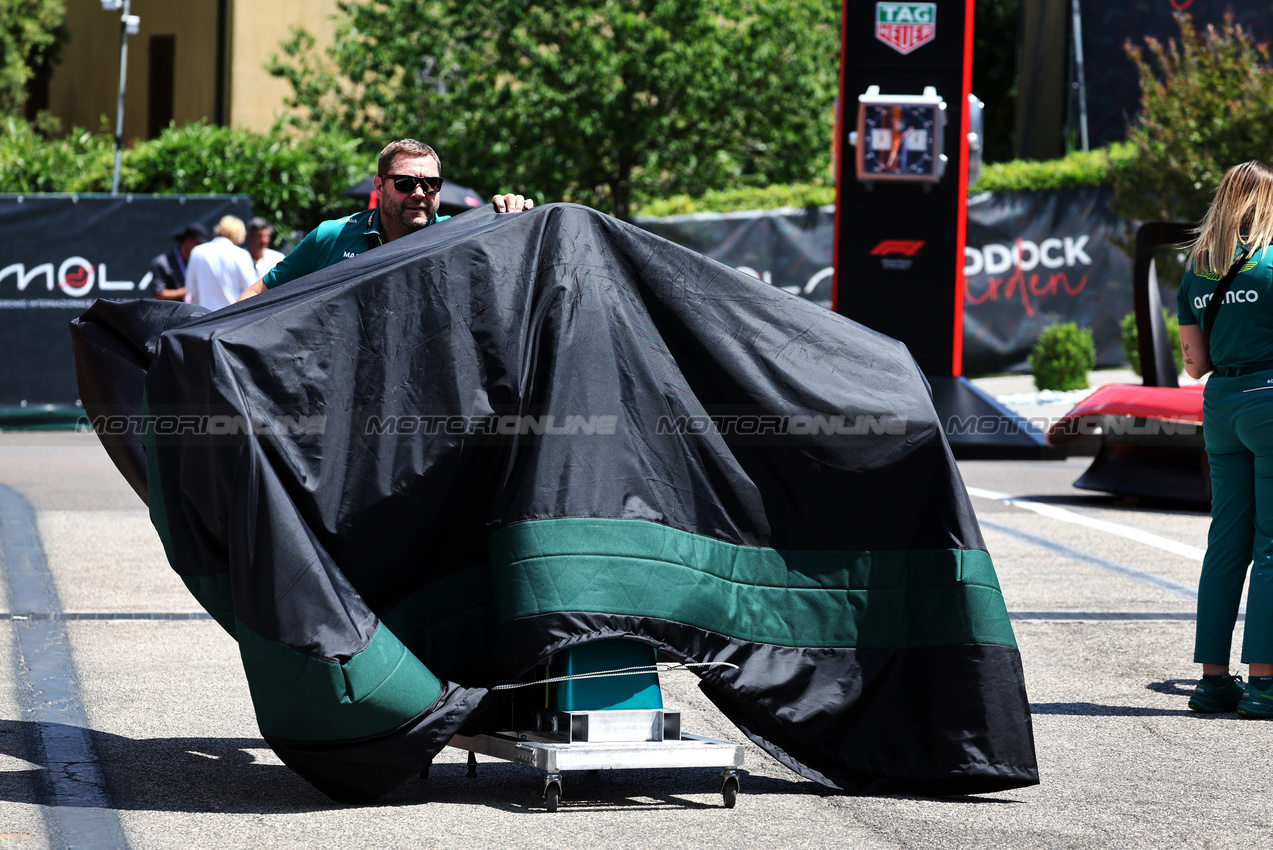 GP IMOLA, Aston Martin F1 Team car parts pushed through the paddock.

15.05.2025. Formula 1 World Championship, Rd 7, Emilia Romagna Grand Prix, Imola, Italy, Preparation Day.

- www.xpbimages.com, EMail: requests@xpbimages.com © Copyright: Moy / XPB Images