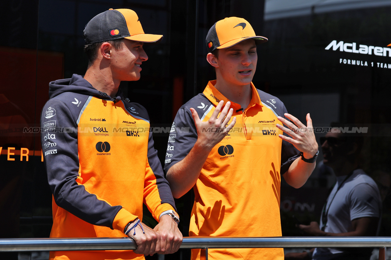 GP IMOLA, (L to R): Lando Norris (GBR) McLaren with Oscar Piastri (AUS) McLaren.

15.05.2025. Formula 1 World Championship, Rd 7, Emilia Romagna Grand Prix, Imola, Italy, Preparation Day.

- www.xpbimages.com, EMail: requests@xpbimages.com © Copyright: Moy / XPB Images