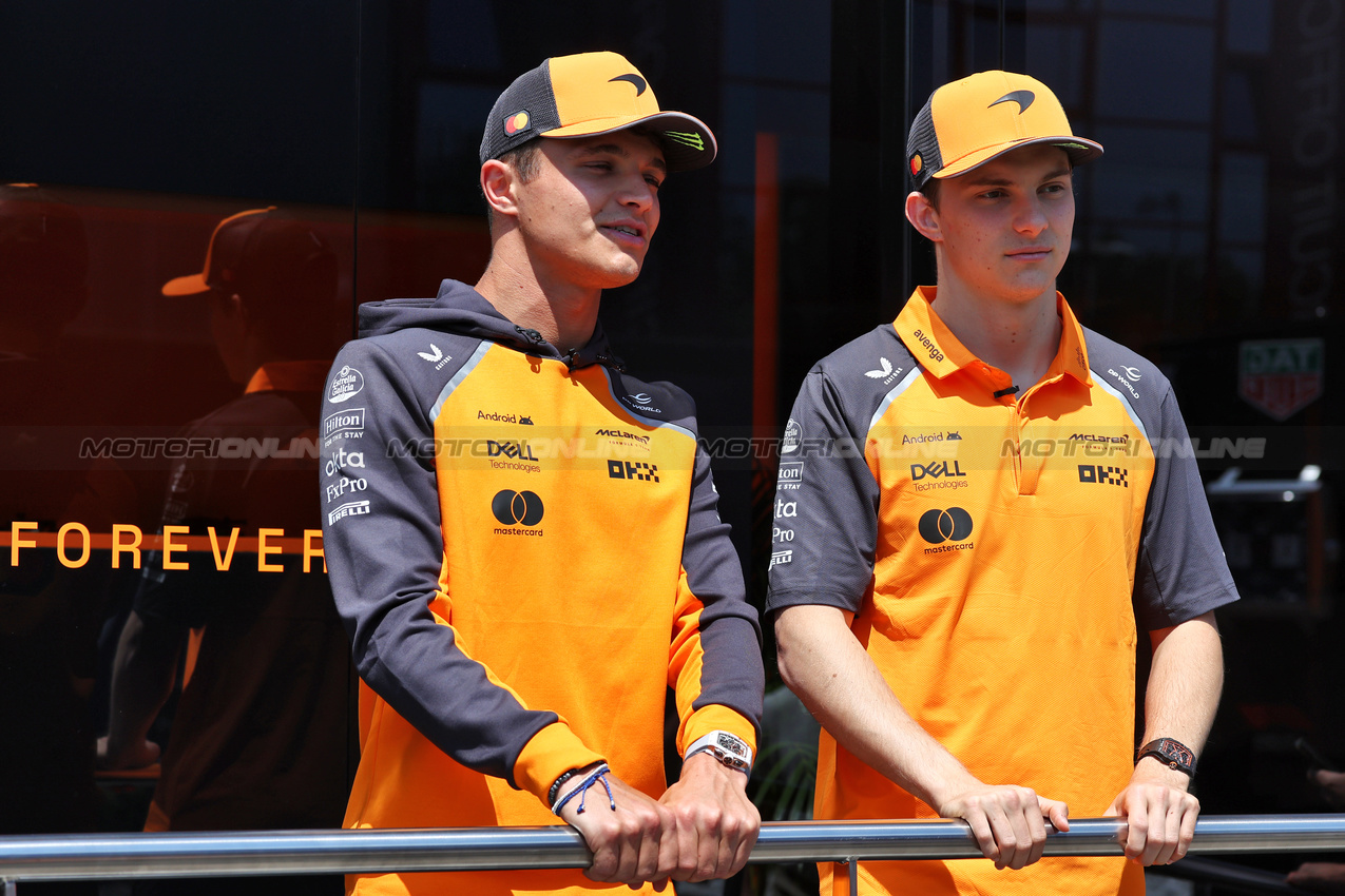GP IMOLA, (L to R): Lando Norris (GBR) McLaren with Oscar Piastri (AUS) McLaren.

15.05.2025. Formula 1 World Championship, Rd 7, Emilia Romagna Grand Prix, Imola, Italy, Preparation Day.

- www.xpbimages.com, EMail: requests@xpbimages.com © Copyright: Moy / XPB Images
