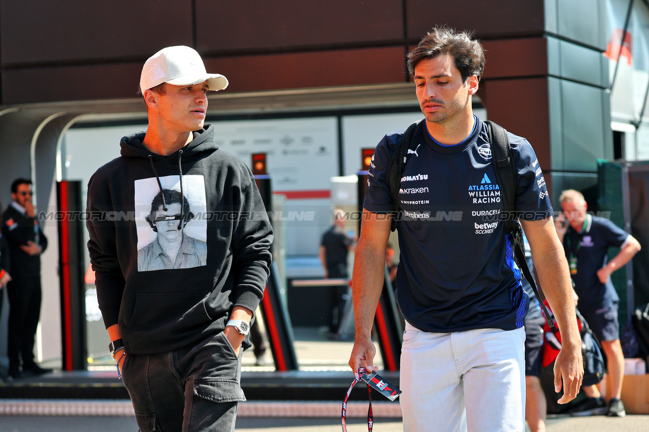 GP IMOLA, (L to R): Lando Norris (GBR) McLaren e Carlos Sainz (ESP) Atlassian Williams Racing.

15.05.2025. Formula 1 World Championship, Rd 7, Emilia Romagna Grand Prix, Imola, Italy, Preparation Day.

- www.xpbimages.com, EMail: requests@xpbimages.com © Copyright: Batchelor / XPB Images