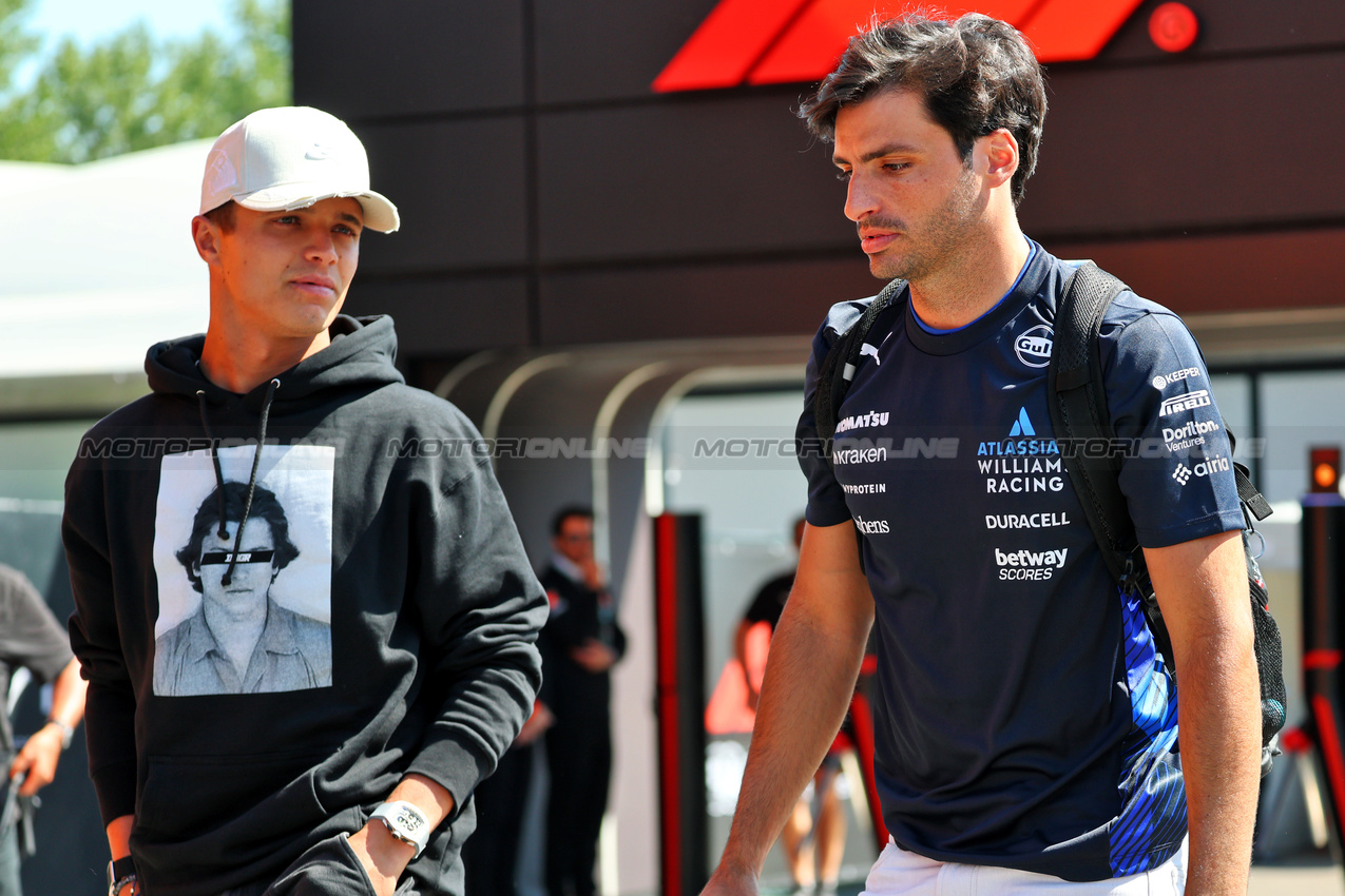 GP IMOLA, (L to R): Lando Norris (GBR) McLaren e Carlos Sainz (ESP) Atlassian Williams Racing.

15.05.2025. Formula 1 World Championship, Rd 7, Emilia Romagna Grand Prix, Imola, Italy, Preparation Day.

- www.xpbimages.com, EMail: requests@xpbimages.com © Copyright: Batchelor / XPB Images