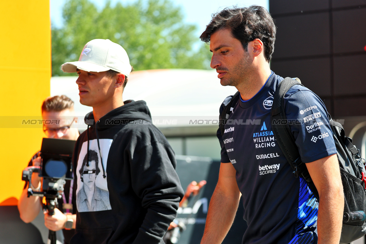 GP IMOLA, (L to R): Lando Norris (GBR) McLaren e Carlos Sainz (ESP) Atlassian Williams Racing.

15.05.2025. Formula 1 World Championship, Rd 7, Emilia Romagna Grand Prix, Imola, Italy, Preparation Day.

- www.xpbimages.com, EMail: requests@xpbimages.com © Copyright: Batchelor / XPB Images