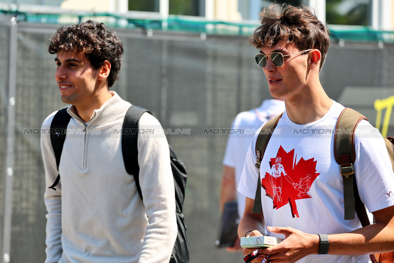 GP IMOLA, (L to R): Gabriel Bortoleto (BRA) Sauber with Oliver Bearman (GBR) Haas F1 Team.

15.05.2025. Formula 1 World Championship, Rd 7, Emilia Romagna Grand Prix, Imola, Italy, Preparation Day.

- www.xpbimages.com, EMail: requests@xpbimages.com © Copyright: Batchelor / XPB Images