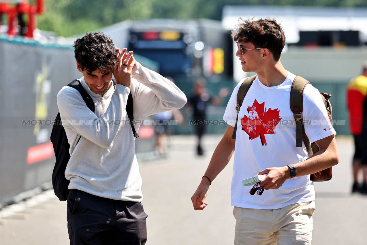 GP IMOLA, (L to R): Gabriel Bortoleto (BRA) Sauber with Oliver Bearman (GBR) Haas F1 Team.

15.05.2025. Formula 1 World Championship, Rd 7, Emilia Romagna Grand Prix, Imola, Italy, Preparation Day.

- www.xpbimages.com, EMail: requests@xpbimages.com © Copyright: Moy / XPB Images