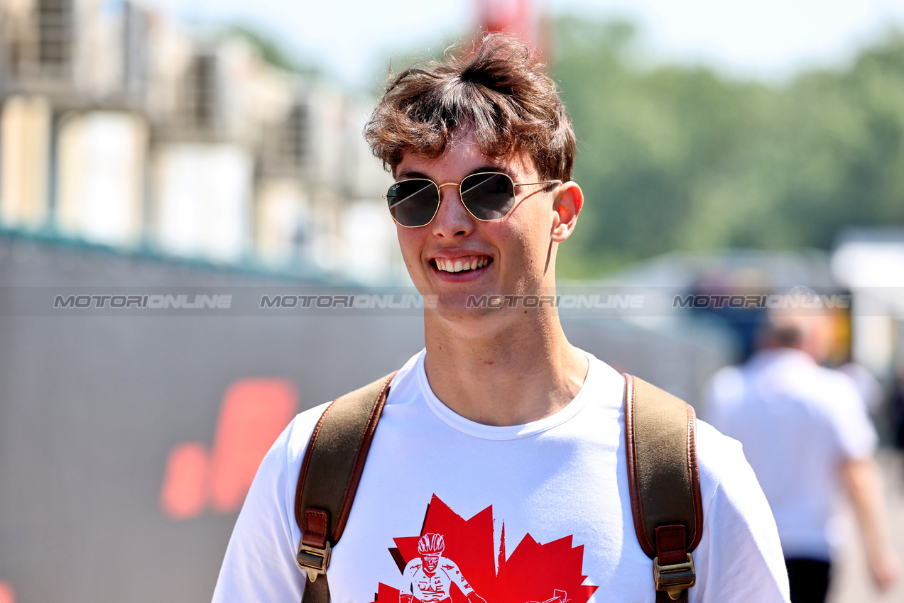 GP IMOLA, (L to R): Gabriel Bortoleto (BRA) Sauber with Oliver Bearman (GBR) Haas F1 Team.

15.05.2025. Formula 1 World Championship, Rd 7, Emilia Romagna Grand Prix, Imola, Italy, Preparation Day.

- www.xpbimages.com, EMail: requests@xpbimages.com © Copyright: Moy / XPB Images