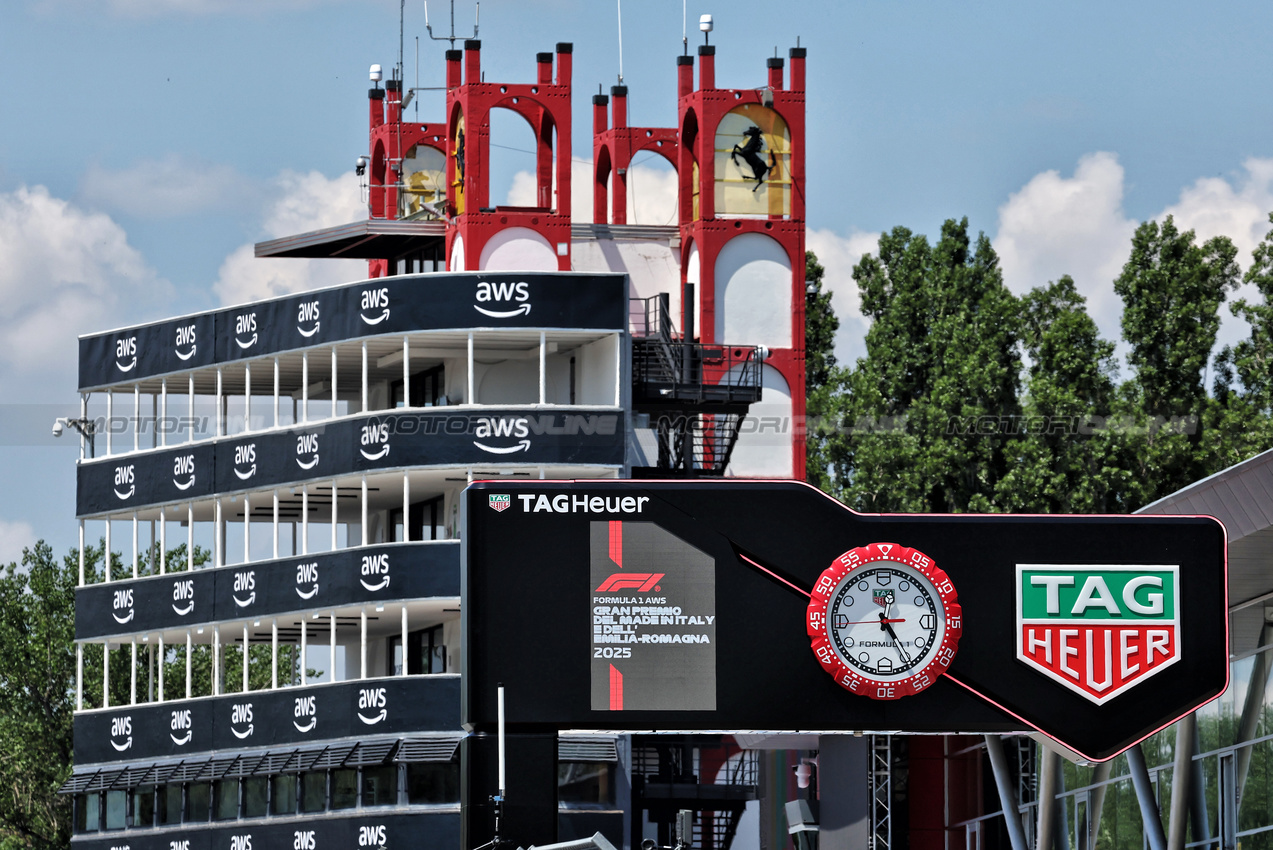 GP IMOLA, Circuit Atmosfera - Tag Heuer clock in the pits.

15.05.2025. Formula 1 World Championship, Rd 7, Emilia Romagna Grand Prix, Imola, Italy, Preparation Day.

- www.xpbimages.com, EMail: requests@xpbimages.com © Copyright: Moy / XPB Images