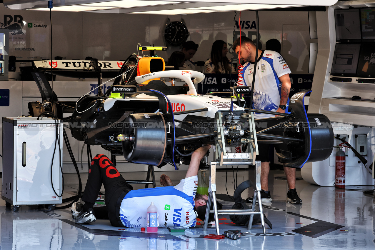 GP IMOLA, Racing Bulls VCARB 02 being built in the pit garage.

15.05.2025. Formula 1 World Championship, Rd 7, Emilia Romagna Grand Prix, Imola, Italy, Preparation Day.

- www.xpbimages.com, EMail: requests@xpbimages.com © Copyright: Moy / XPB Images