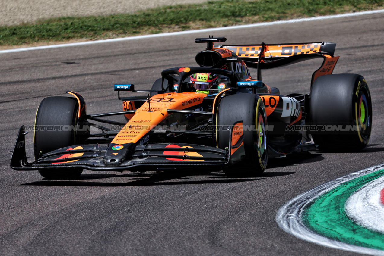 GP IMOLA, Oscar Piastri (AUS) McLaren MCL39.

17.05.2025. Formula 1 World Championship, Rd 7, Emilia Romagna Grand Prix, Imola, Italy, Qualifiche Day.

- www.xpbimages.com, EMail: requests@xpbimages.com © Copyright: Bearne / XPB Images