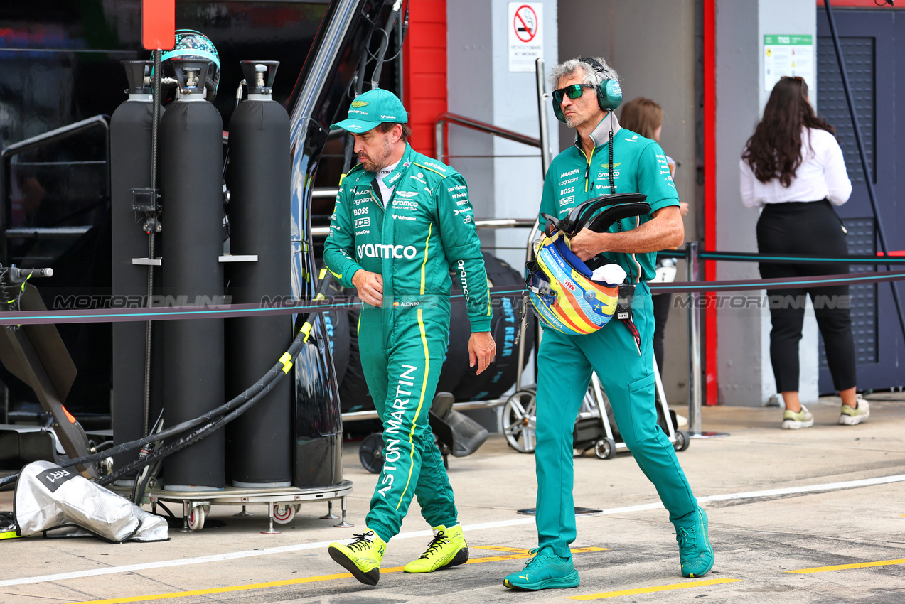 GP IMOLA, (L to R): Fernando Alonso (ESP) Aston Martin F1 Team with Edoardo Bendinelli (ITA) Aston Martin F1 Team Personal Trainer.

17.05.2025. Formula 1 World Championship, Rd 7, Emilia Romagna Grand Prix, Imola, Italy, Qualifiche Day.

- www.xpbimages.com, EMail: requests@xpbimages.com © Copyright: Batchelor / XPB Images