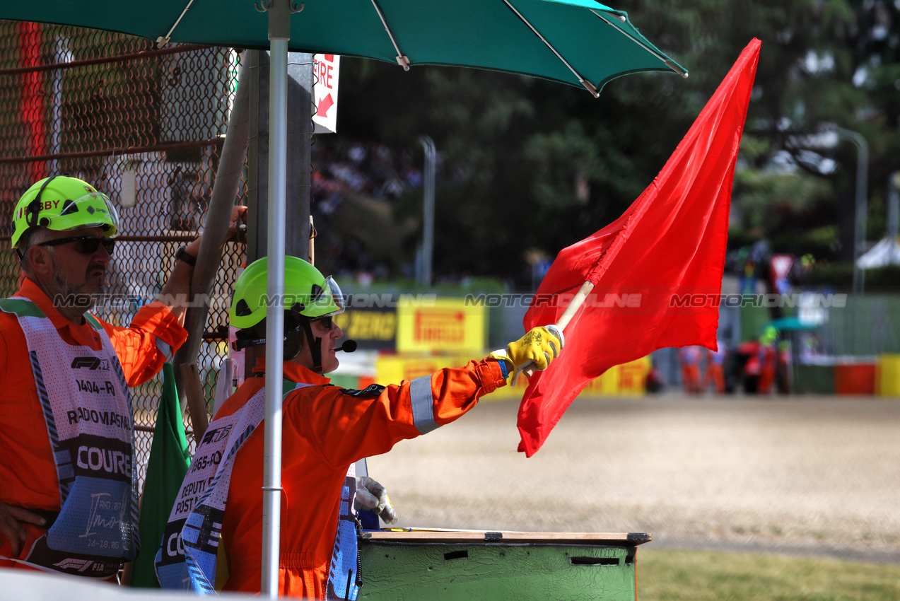 GP IMOLA, Circuit Atmosfera - marshal waves a red flag during qualifying.

17.05.2025. Formula 1 World Championship, Rd 7, Emilia Romagna Grand Prix, Imola, Italy, Qualifiche Day.

- www.xpbimages.com, EMail: requests@xpbimages.com © Copyright: Moy / XPB Images