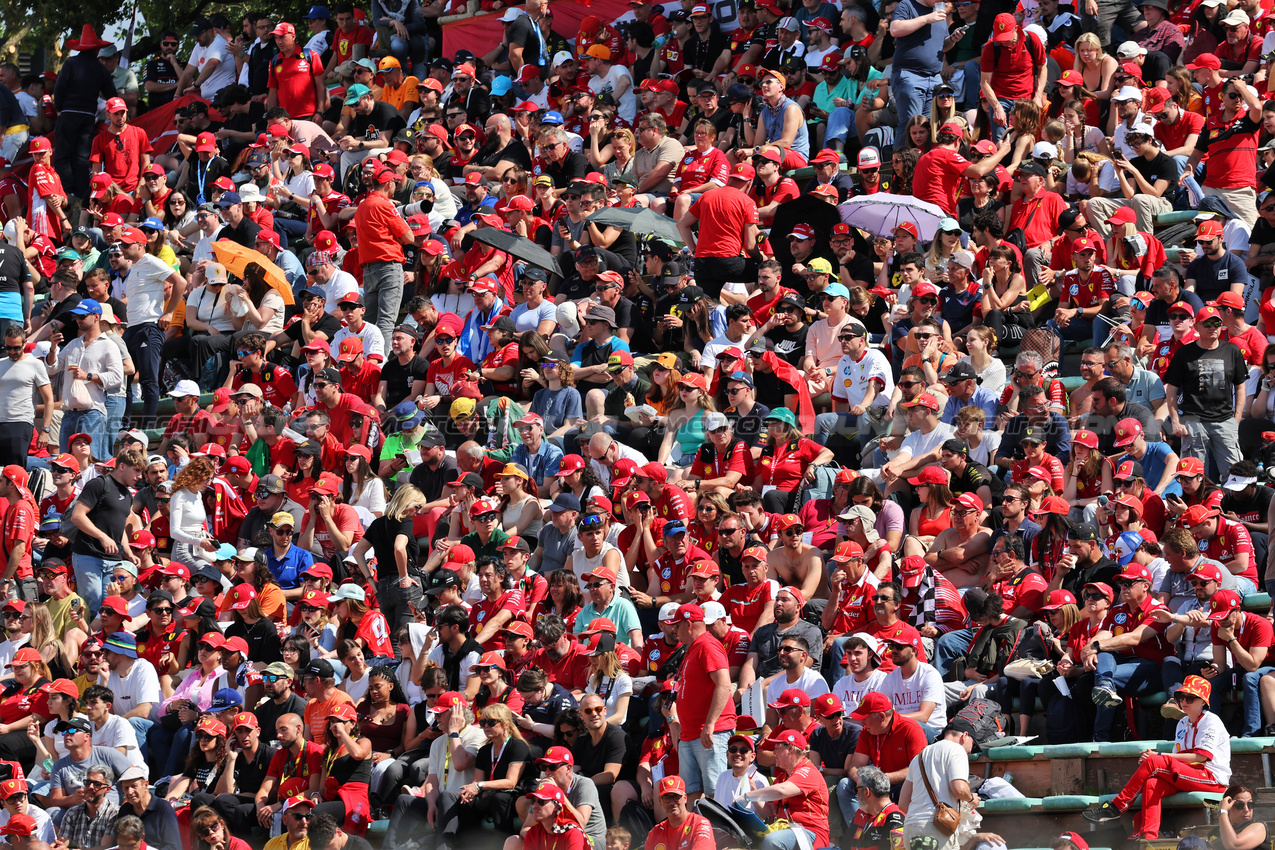 GP IMOLA, Circuit Atmosfera - fans in the grandstand.

17.05.2025. Formula 1 World Championship, Rd 7, Emilia Romagna Grand Prix, Imola, Italy, Qualifiche Day.

- www.xpbimages.com, EMail: requests@xpbimages.com © Copyright: Moy / XPB Images