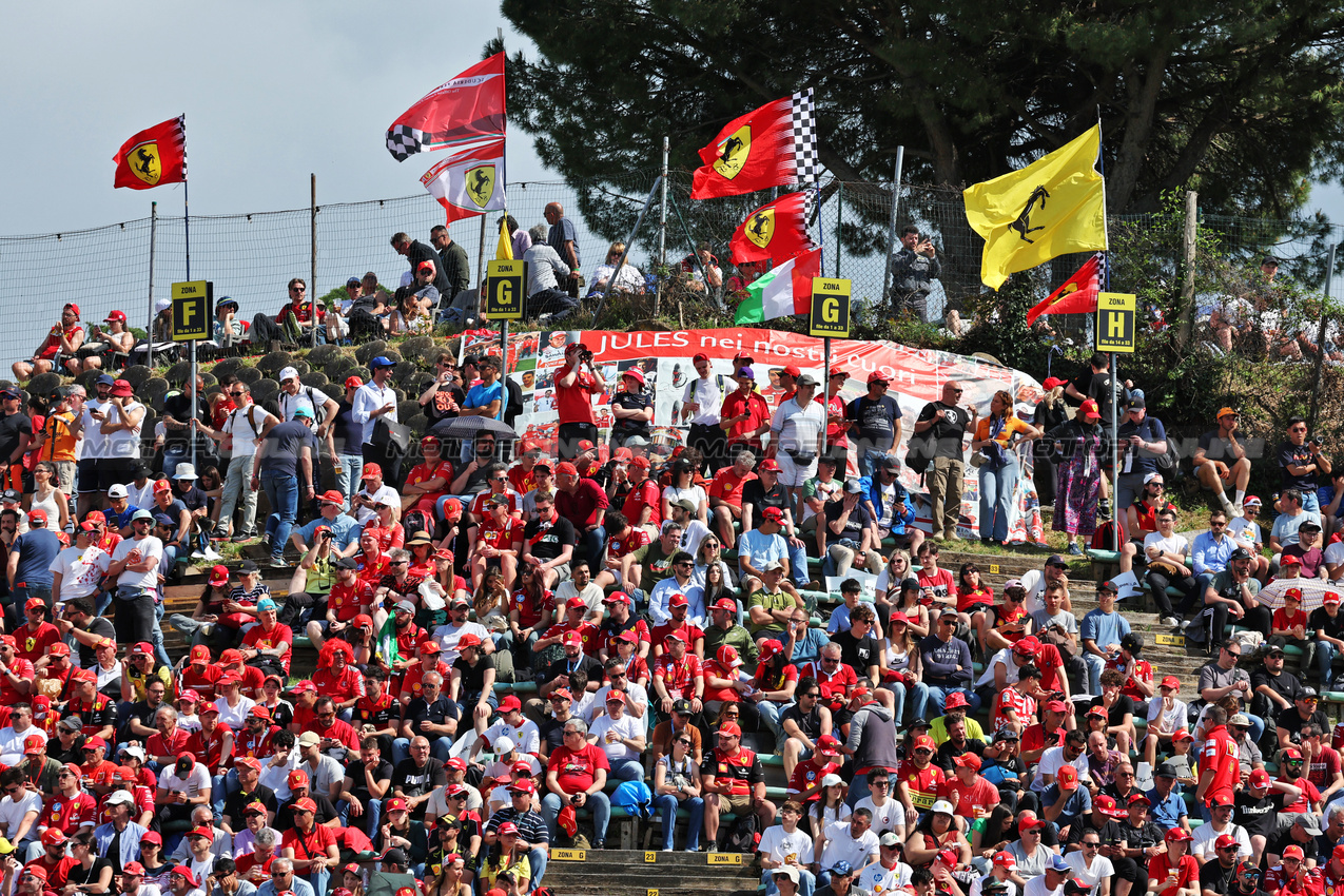 GP IMOLA, Circuit Atmosfera - fans in the grandstand.

17.05.2025. Formula 1 World Championship, Rd 7, Emilia Romagna Grand Prix, Imola, Italy, Qualifiche Day.

- www.xpbimages.com, EMail: requests@xpbimages.com © Copyright: Moy / XPB Images