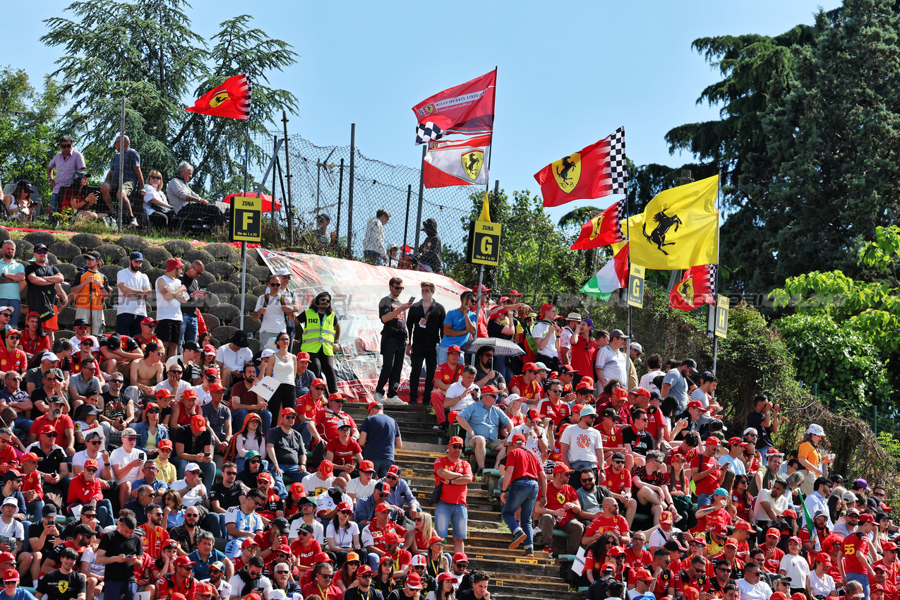 GP IMOLA, Circuit Atmosfera - fans in the grandstand.

17.05.2025. Formula 1 World Championship, Rd 7, Emilia Romagna Grand Prix, Imola, Italy, Qualifiche Day.

- www.xpbimages.com, EMail: requests@xpbimages.com © Copyright: Moy / XPB Images