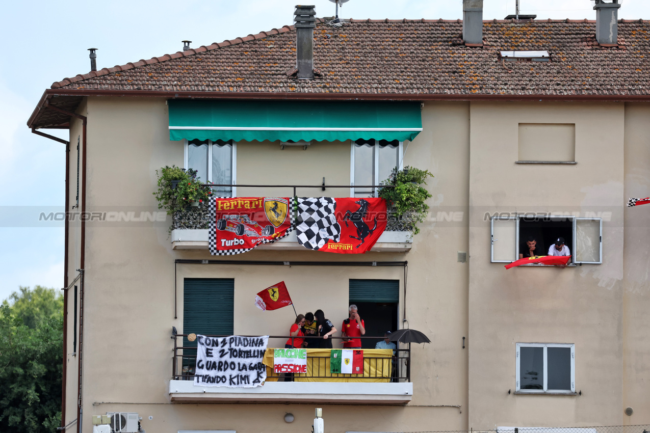 GP IMOLA, Circuit Atmosfera - houses trackside.

17.05.2025. Formula 1 World Championship, Rd 7, Emilia Romagna Grand Prix, Imola, Italy, Qualifiche Day.

- www.xpbimages.com, EMail: requests@xpbimages.com © Copyright: Moy / XPB Images
