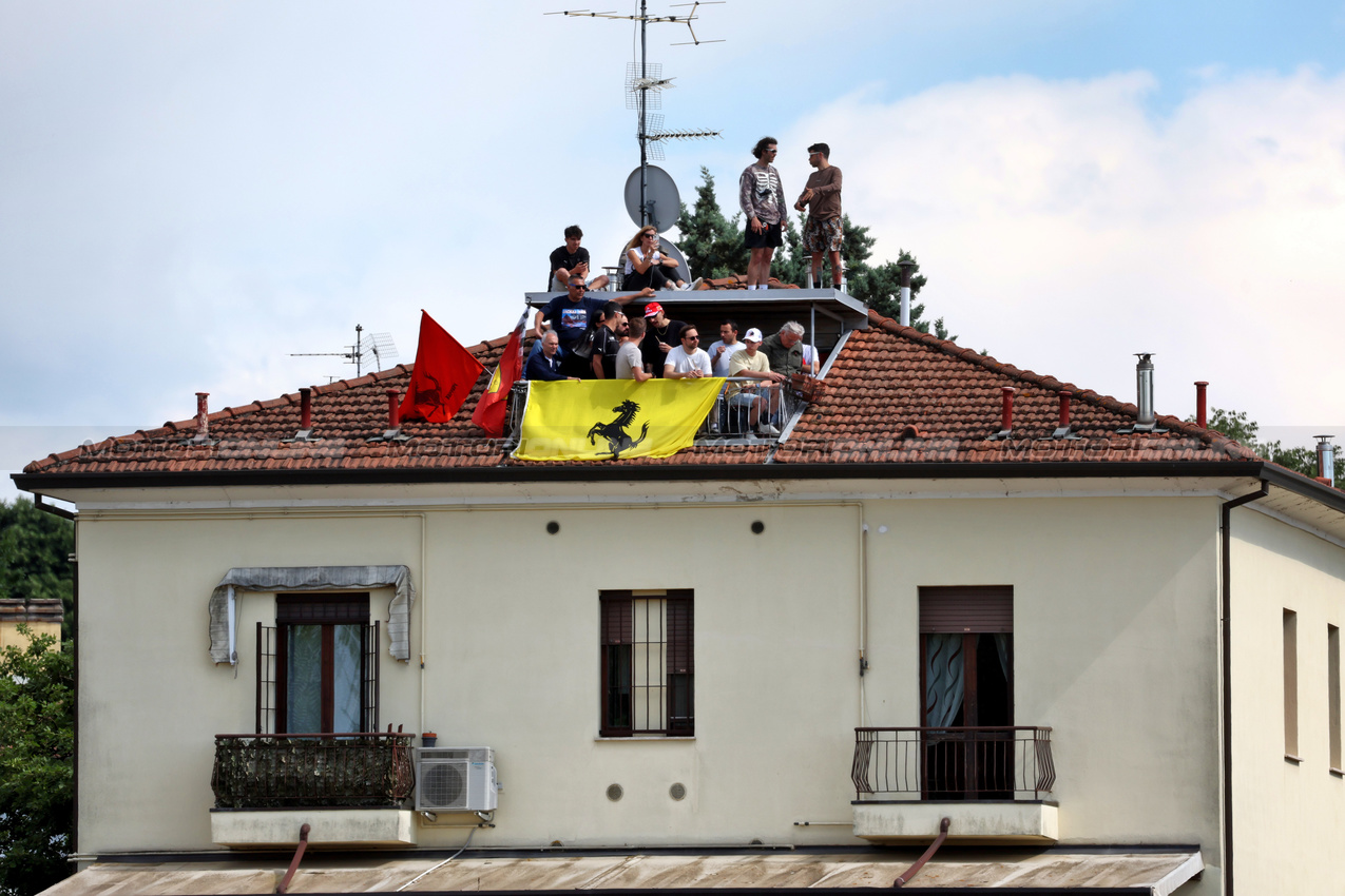 GP IMOLA, Circuit Atmosfera - houses trackside.

17.05.2025. Formula 1 World Championship, Rd 7, Emilia Romagna Grand Prix, Imola, Italy, Qualifiche Day.

- www.xpbimages.com, EMail: requests@xpbimages.com © Copyright: Moy / XPB Images