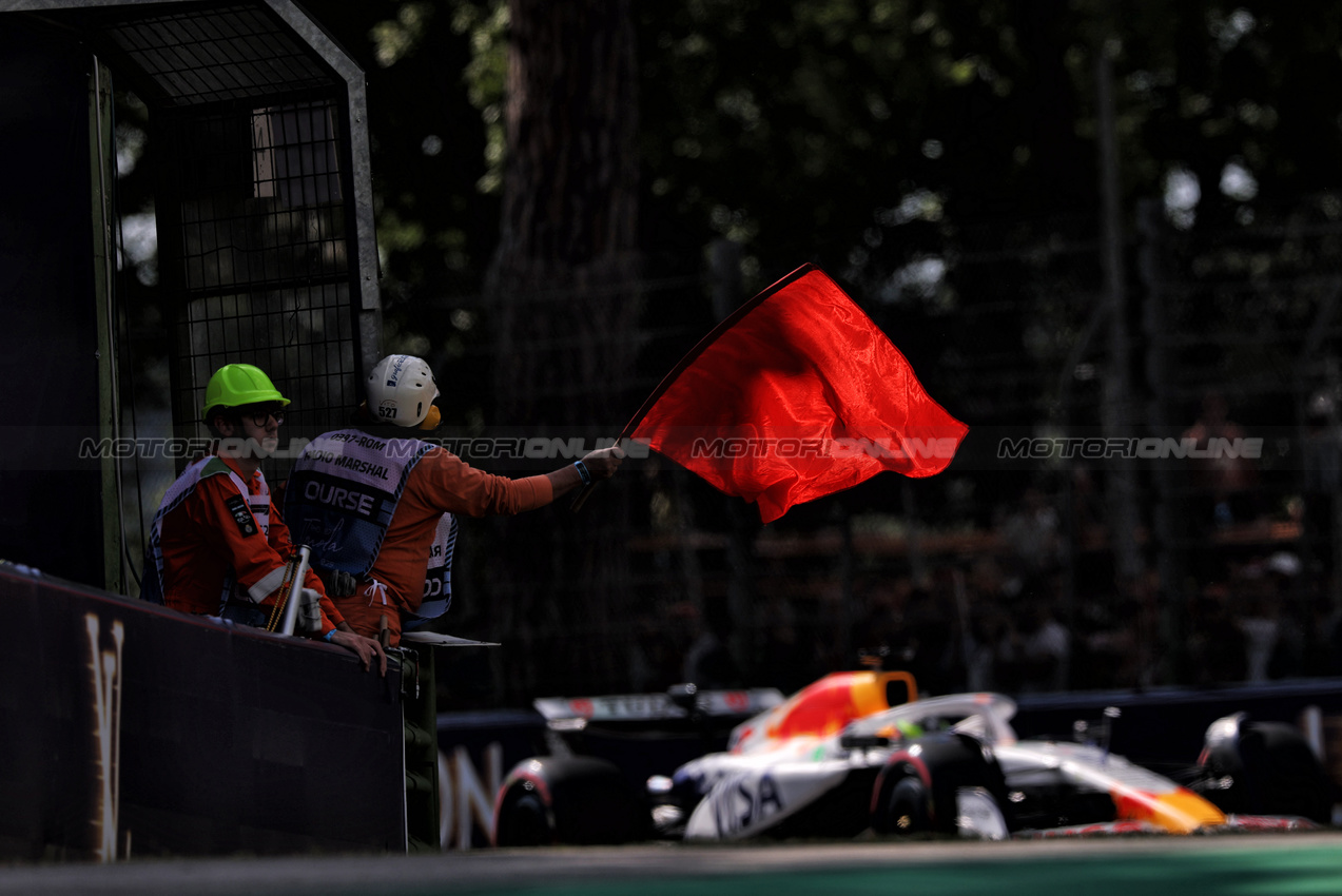 GP IMOLA, A marshal waves a red flag as Isack Hadjar (FRA) Racing Bulls VCARB 02 passes.

17.05.2025. Formula 1 World Championship, Rd 7, Emilia Romagna Grand Prix, Imola, Italy, Qualifiche Day.

- www.xpbimages.com, EMail: requests@xpbimages.com © Copyright: Charniaux / XPB Images