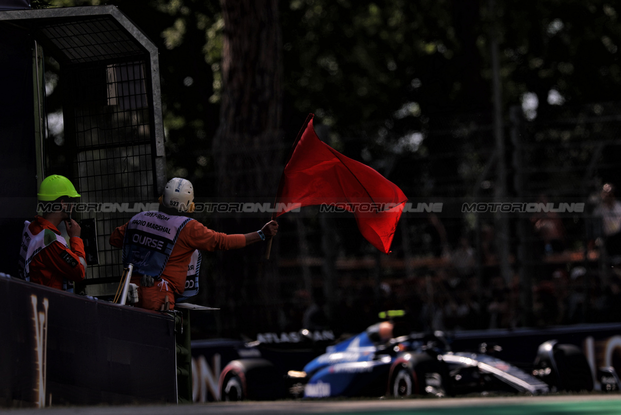 GP IMOLA, A marshal waves a red flag as Carlos Sainz (ESP) Atlassian Williams Racing FW47 passes.

17.05.2025. Formula 1 World Championship, Rd 7, Emilia Romagna Grand Prix, Imola, Italy, Qualifiche Day.

- www.xpbimages.com, EMail: requests@xpbimages.com © Copyright: Charniaux / XPB Images