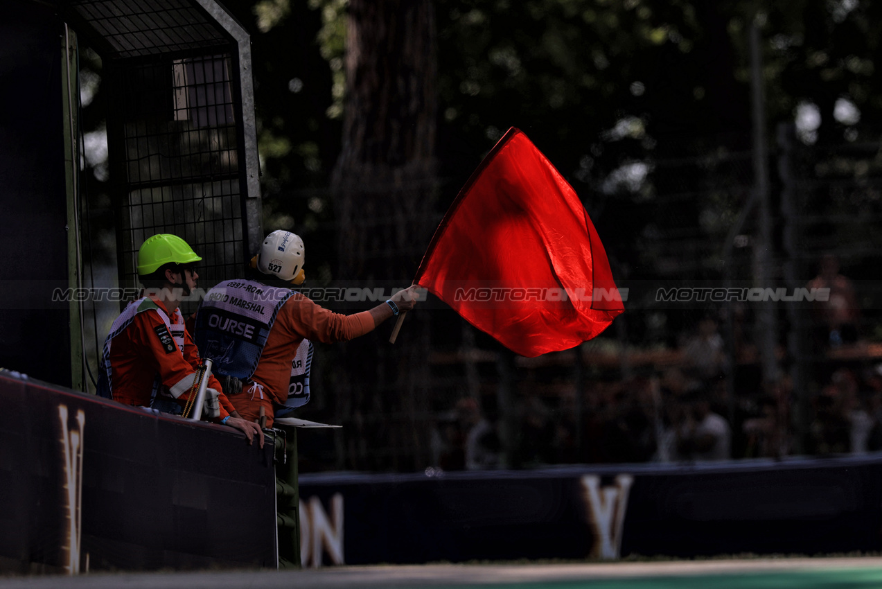 GP IMOLA, Circuit Atmosfera - marshal waves a red flag.

17.05.2025. Formula 1 World Championship, Rd 7, Emilia Romagna Grand Prix, Imola, Italy, Qualifiche Day.

- www.xpbimages.com, EMail: requests@xpbimages.com © Copyright: Charniaux / XPB Images