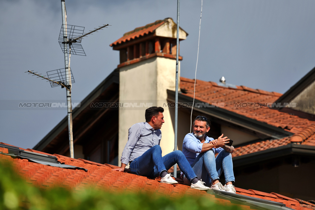 GP IMOLA, Circuit Atmosfera - fans on a house roof trackside.

17.05.2025. Formula 1 World Championship, Rd 7, Emilia Romagna Grand Prix, Imola, Italy, Qualifiche Day.

- www.xpbimages.com, EMail: requests@xpbimages.com © Copyright: Moy / XPB Images