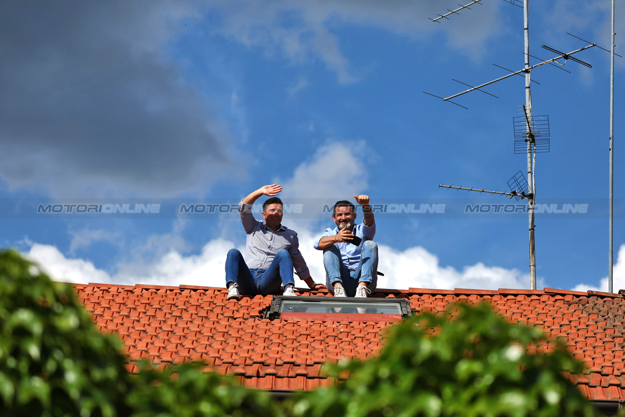 GP IMOLA, Circuit Atmosfera - fans on a house roof trackside.

17.05.2025. Formula 1 World Championship, Rd 7, Emilia Romagna Grand Prix, Imola, Italy, Qualifiche Day.

- www.xpbimages.com, EMail: requests@xpbimages.com © Copyright: Moy / XPB Images